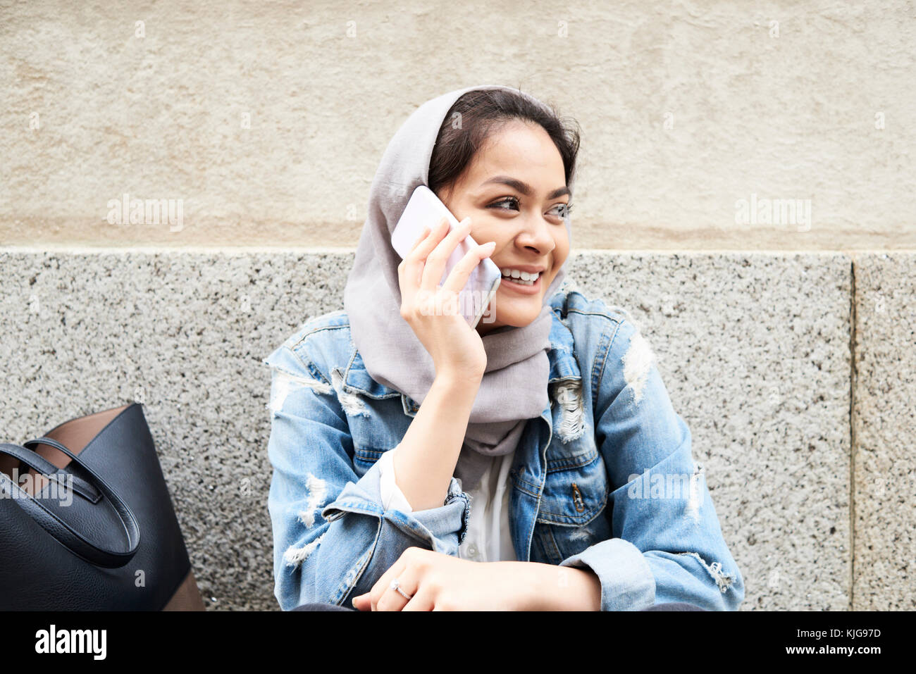 Londra, UK, Inghilterra, giovane bella ragazza musulmana parlando al telefono che indossa il hijab, musulmana studente universitario Foto Stock