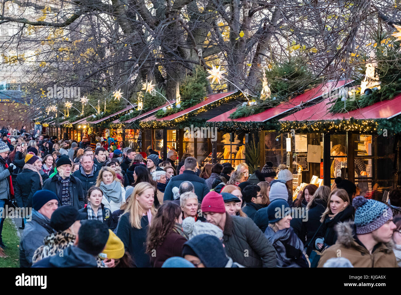 Edimburgo, Scozia, Regno Unito. 18 Novembre 2017. Giorno di apertura del famoso e bellissimo mercatino di Natale di Edimburgo e della fiera del divertimento a Princes Stree Foto Stock