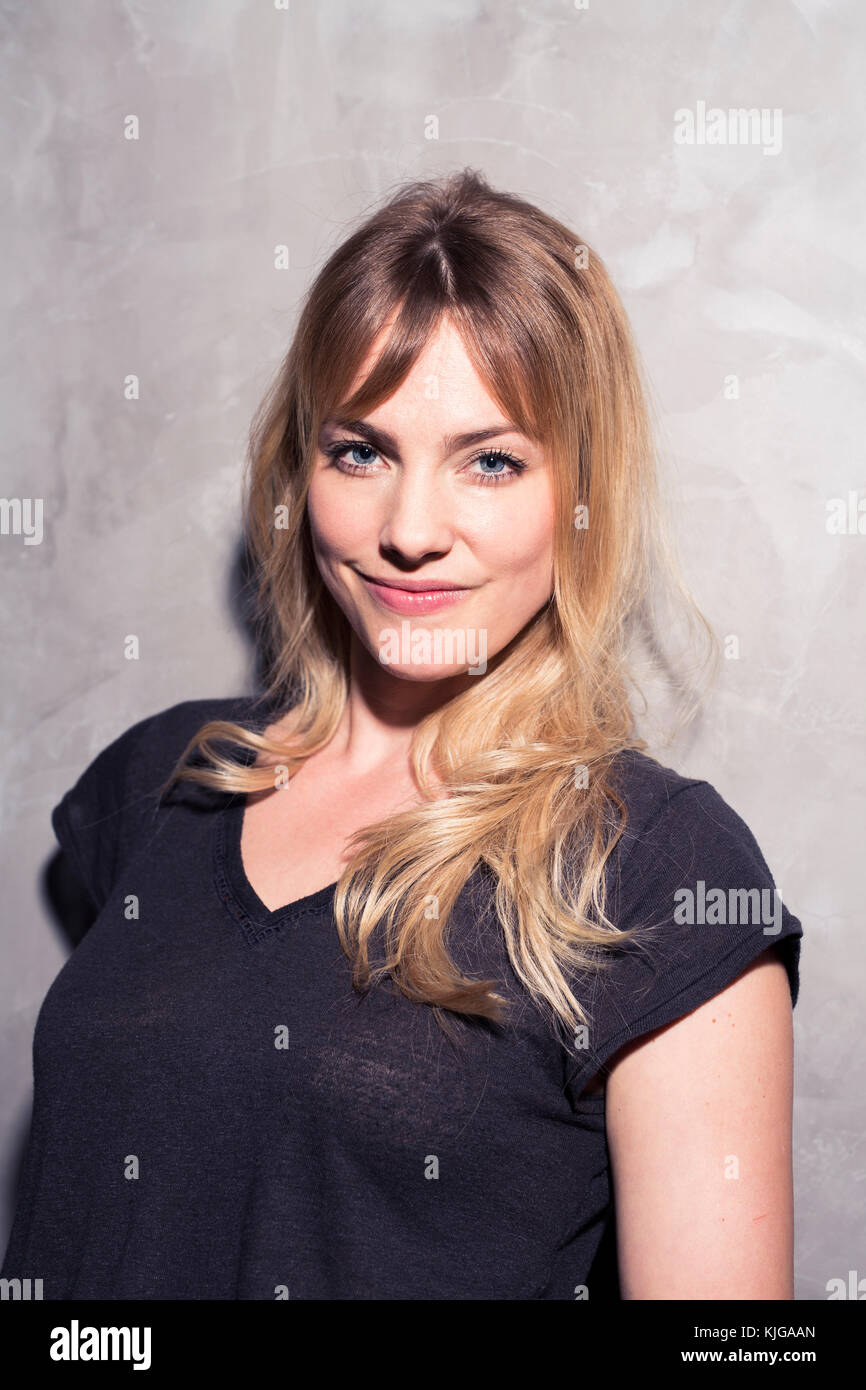 Ritratto di sorridere donna bionda Foto Stock