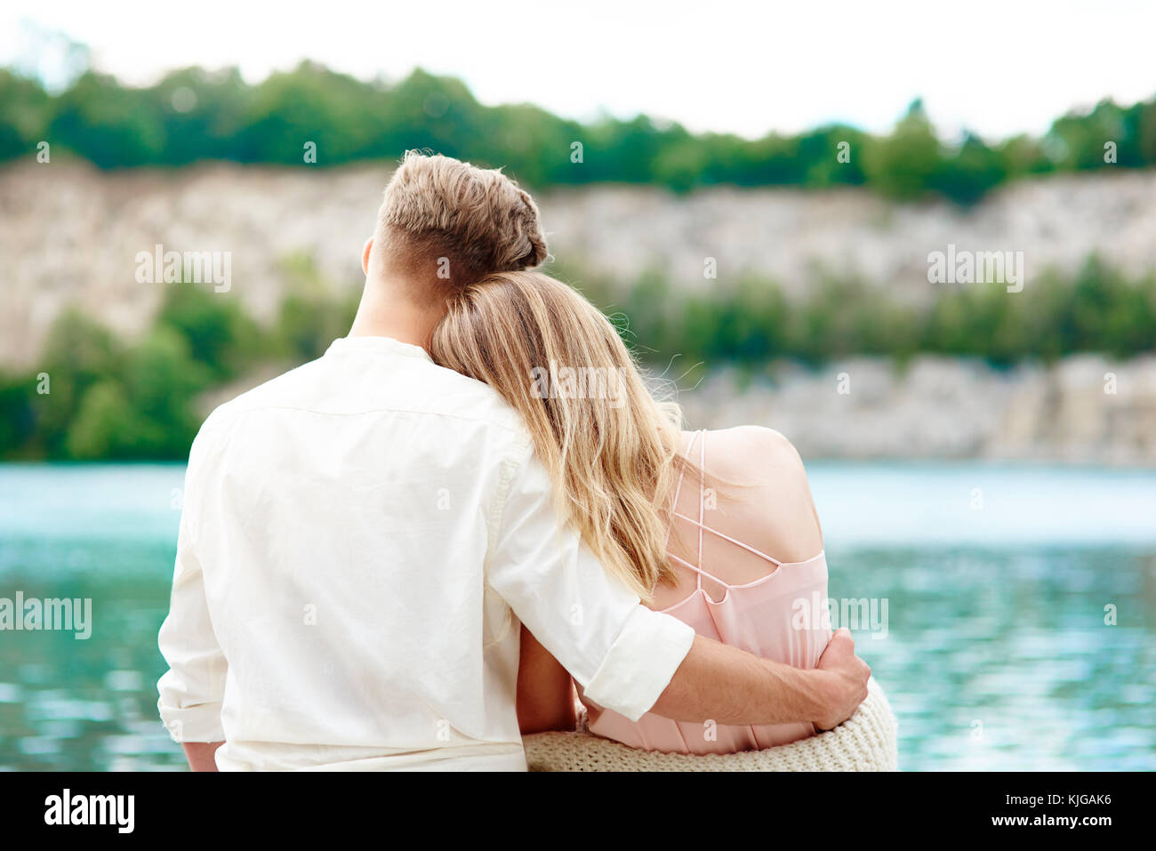 Affettuosa giovane abbracciando e ammirando paesaggi, Cracovia, Malopolskie, Polonia Foto Stock