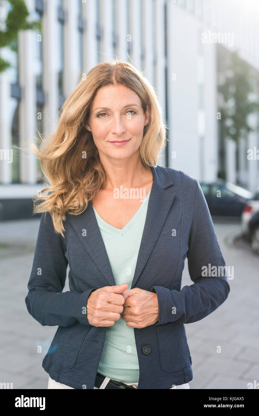 Ritratto di donna fiducioso nella città Foto Stock