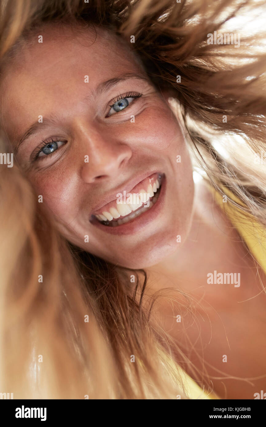 Ritratto di felice giovane donna Foto Stock