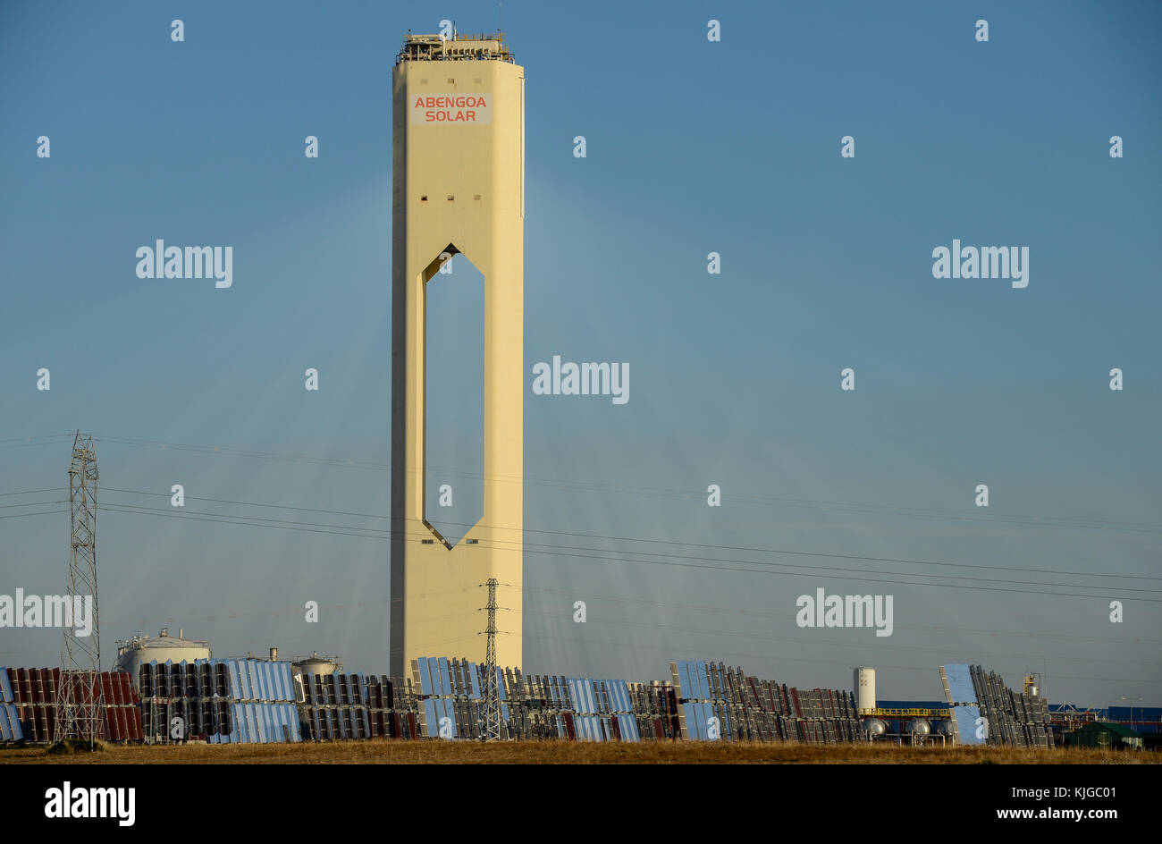 Spagna, Siviglia, Sanlucar la Mayor, Solnova solar power station con piatto heliostats e torre PS10 e PS20 dalla società Abengoa Foto Stock