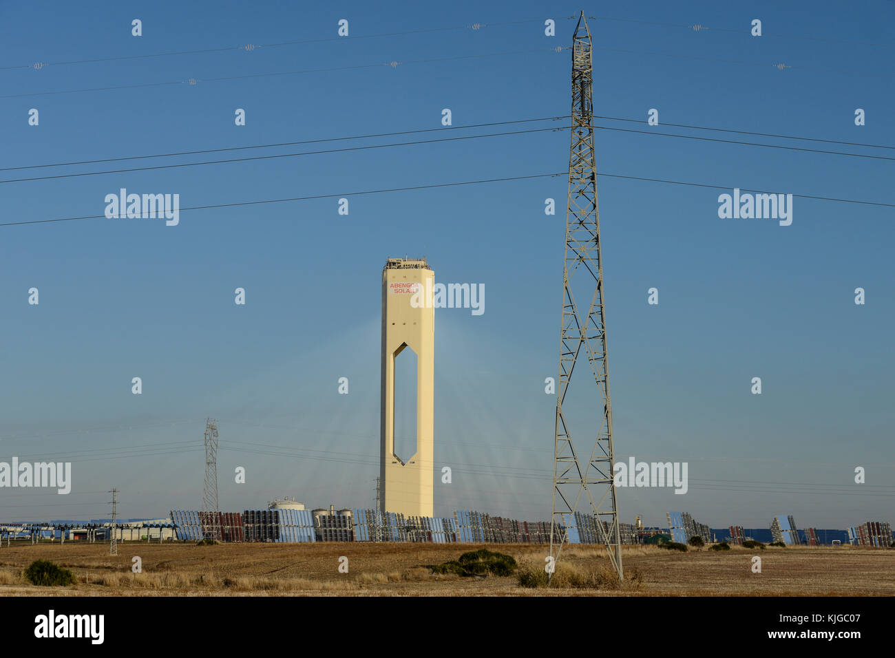 Spagna, Siviglia, Sanlucar la Mayor, Solnova solar power station con piatto heliostats e torre PS10 e PS20 dalla società Abengoa Foto Stock