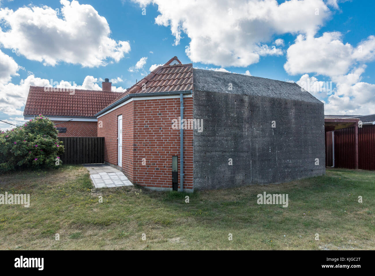 Deutscher Bunker aus dem Zweiten Weltkrieg, Wohnhaus angebaut, Dorf Lakolk, Insel Rømø, Nordseeküste,Regione Syddanmark, Dänemark Foto Stock