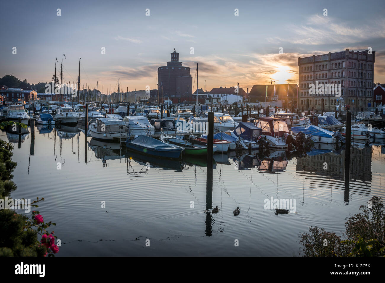 Germania, Eckernfoerde, vista al vecchio silo e del porto al mattino al crepuscolo Foto Stock