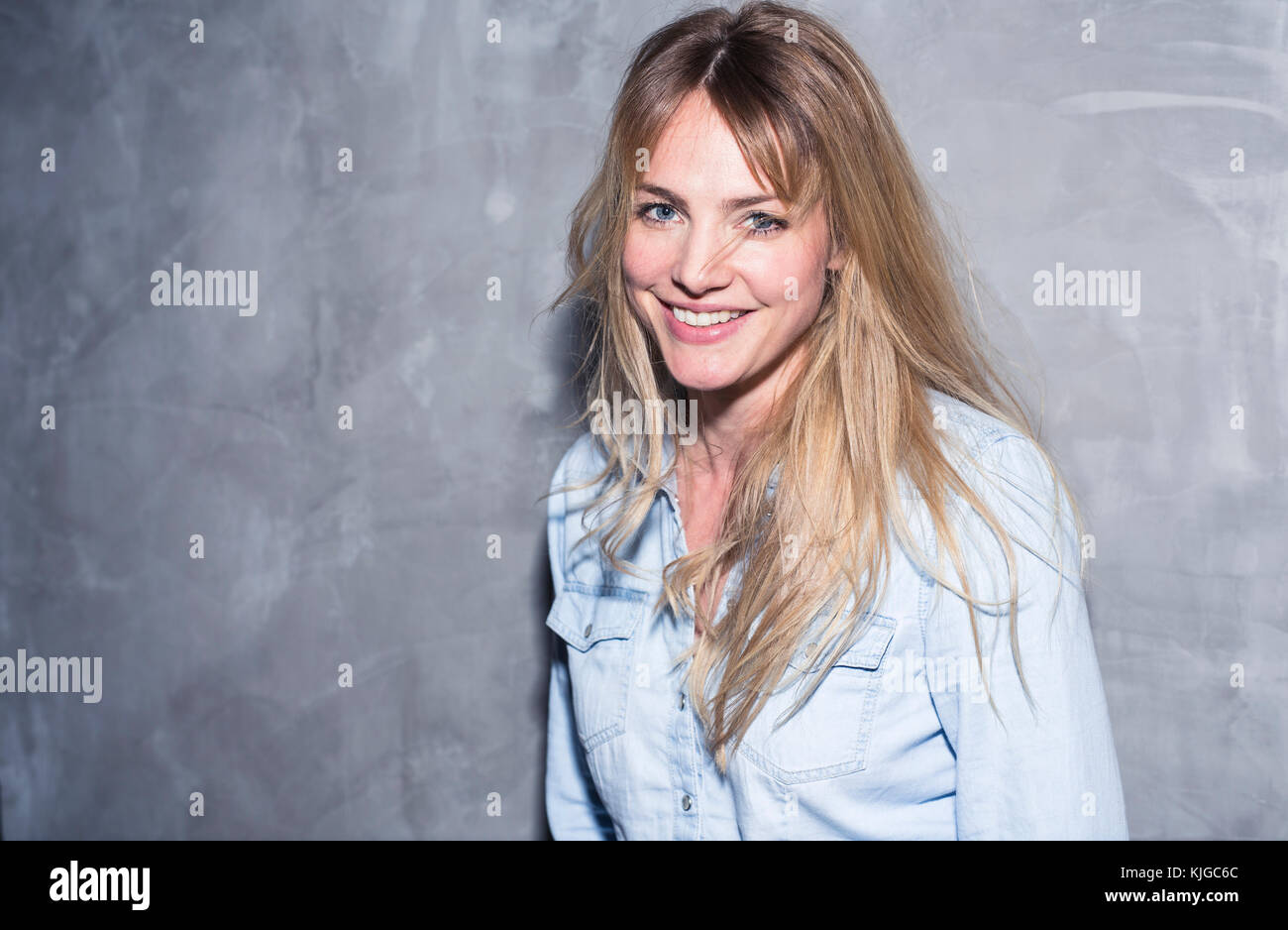 Ritratto di sorridere donna bionda Foto Stock