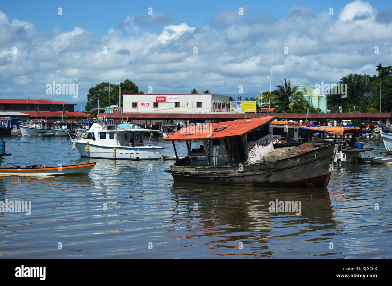 Vecchie barche vicino al mercato a alotau in Papua Nuova Guinea Foto Stock