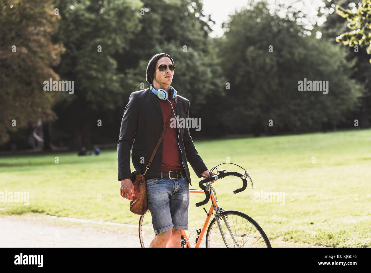 Uomo con ciclo di corse in un parco Foto Stock