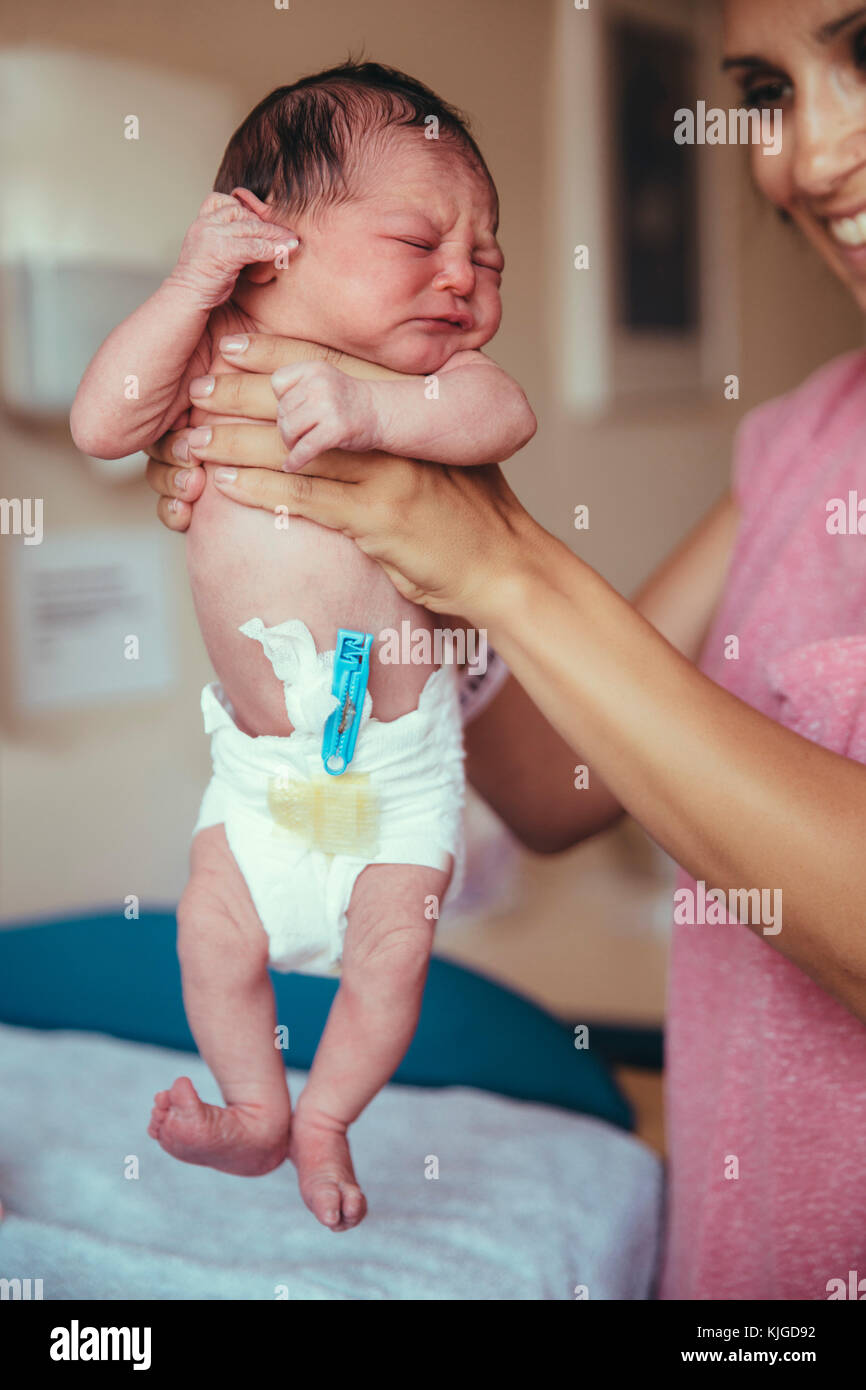 Neonato ragazza in azienda ospedaliera da madre le mani Foto Stock