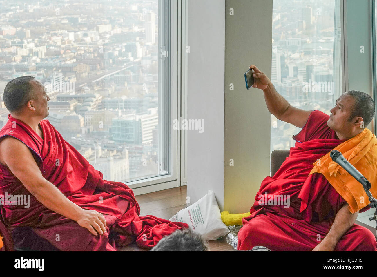 Un gyuto monaco del Tibet prende una foto di un altro monaco dopo la fornitura di tantric cantando per un primo mattino sessione di yoga con yogasphere presso la vista a Foto Stock