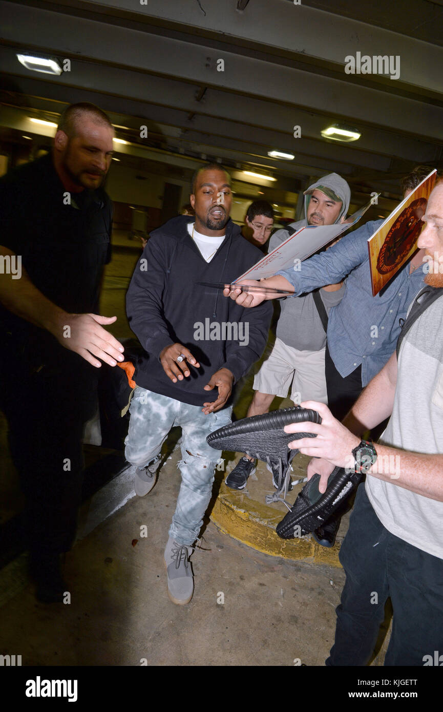 MIAMI, FL - 22 aprile: Kanye West arriva all'Aeroporto Internazionale di Miami il 22 aprile 2016 a Miami in Florida Persone: Kanye West Foto Stock