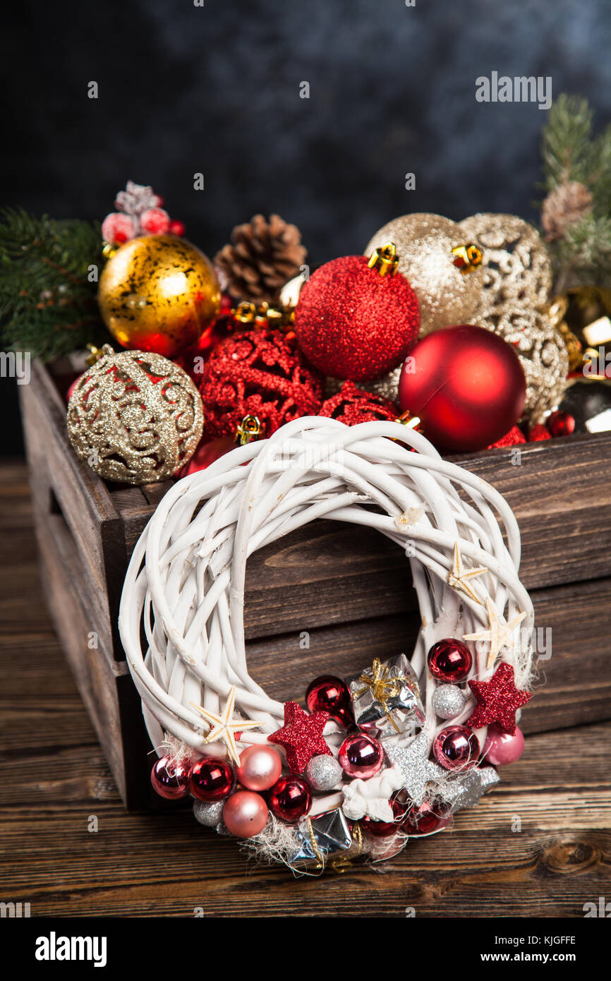 Addobbi natale in una cassa di legno Foto Stock