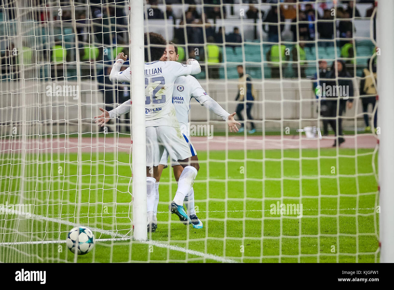 Chelsea's willian, sinistra, celebra con i suoi compagni di squadra dopo aver segnato il suo lati quarto obiettivo del gioco durante il loro champions league, gruppo c, la partita di calcio tra qarabag fk e chelsea a Baku Olympic Stadium di Baku, Azerbaijan, mercoledì, nov. 22, 2017. Chelsea ha vinto il gioco 4-0. (Foto di aziz karimov / pacifci premere) Foto Stock