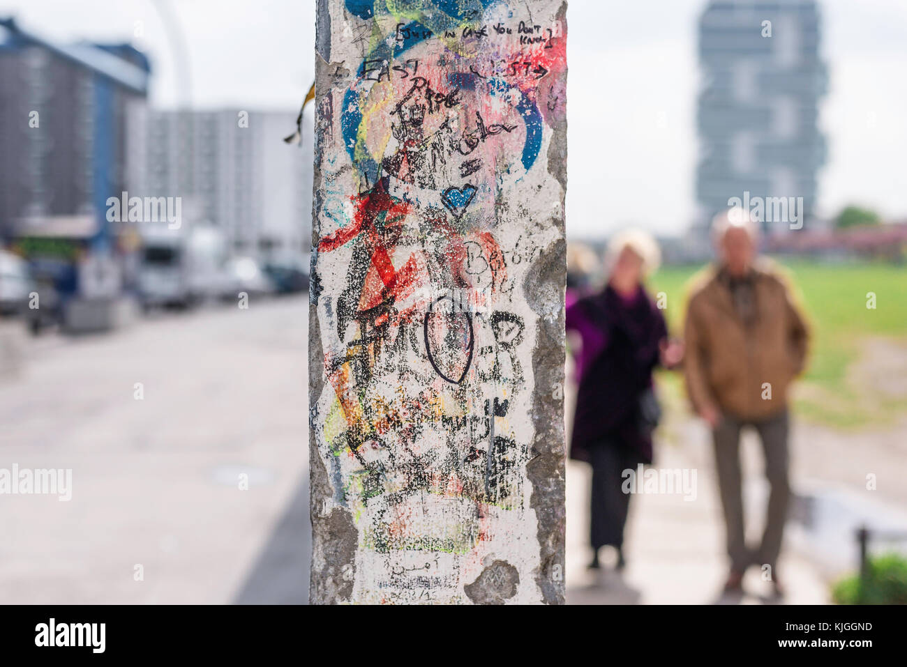 Muro di Berlino, graffitied end-pezzo di una sezione del muro di Berlino che ha diviso la città tra oriente e occidente nel post-guerra era comunista, Germania. Foto Stock