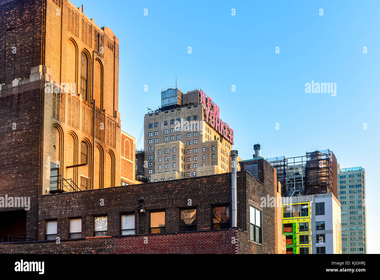New York City - agosto 7, 2015: la skyline di New York con il New Yorker segno su un edificio nel centro di Manhattan. Foto Stock