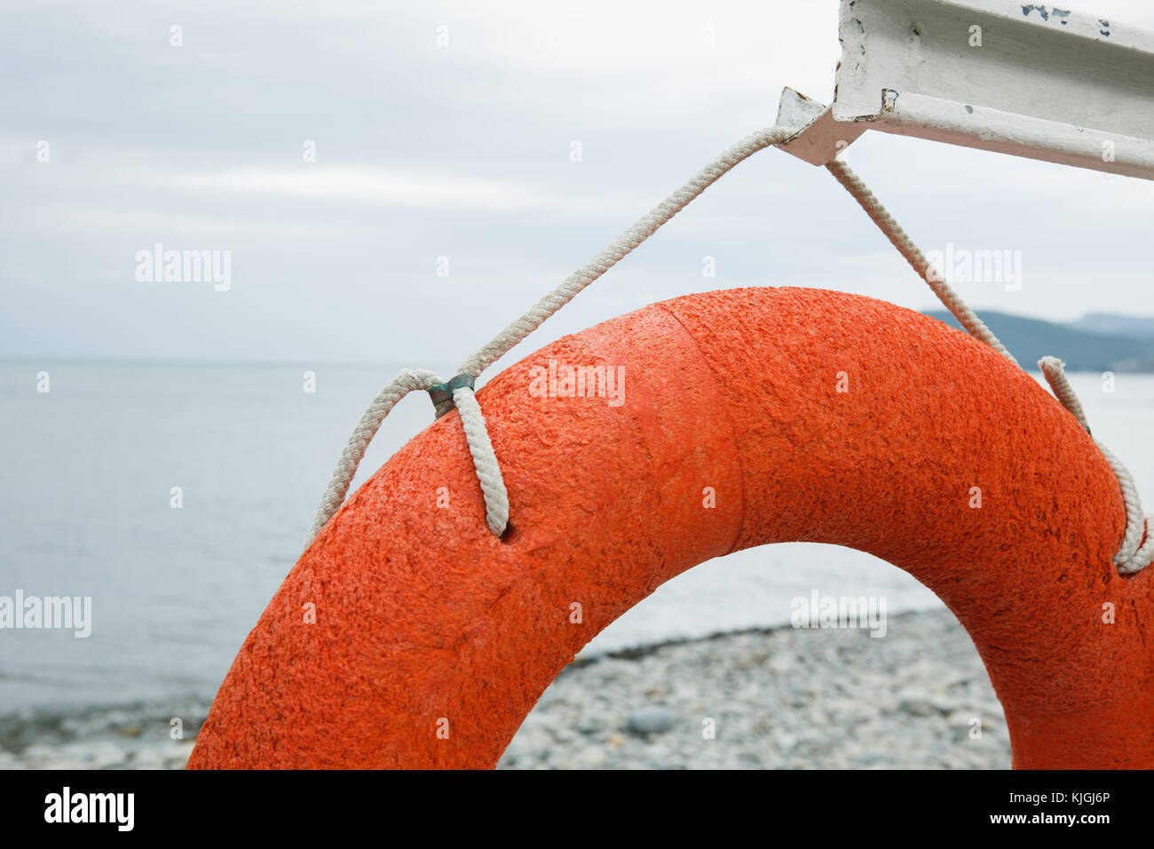 Ciambella arancione sulla costa del mare Foto Stock