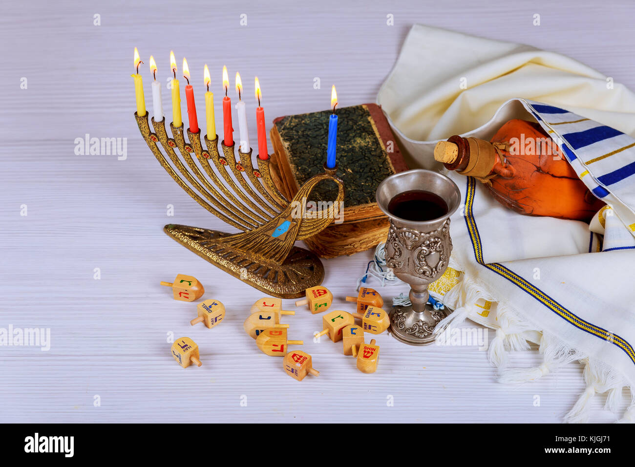 Festa ebraica hannukah preghiera scialle, ebraica cap e nove candela menorah Foto Stock