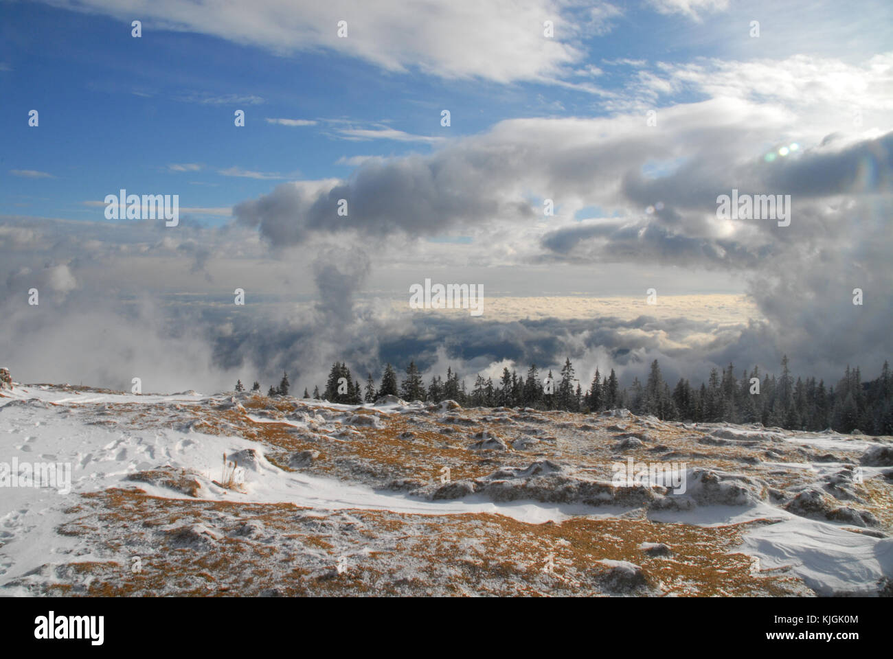 Vista sulle nuvole in inverno dalla montagna Schöckl (vicino a Graz, Austria Foto Stock