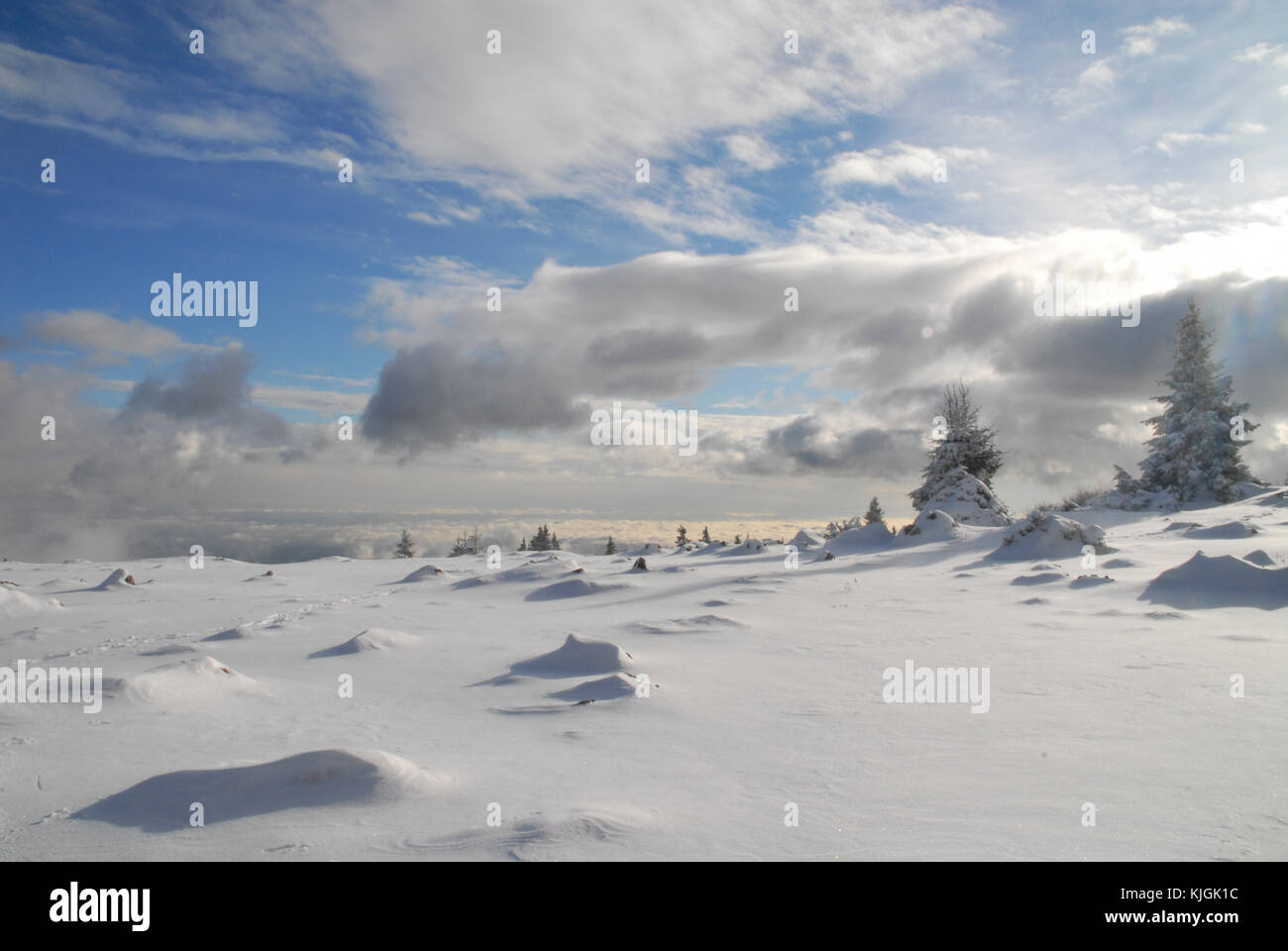 Panorama invernale e vista sulle nuvole dalla montagna Schöckl vicino Graz, Austria Foto Stock