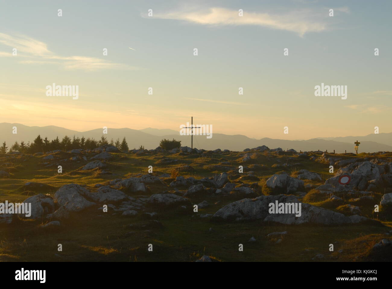 Tramonto sulla montagna Schöckl e vista sulle alpi vicino Graz, Austria Foto Stock