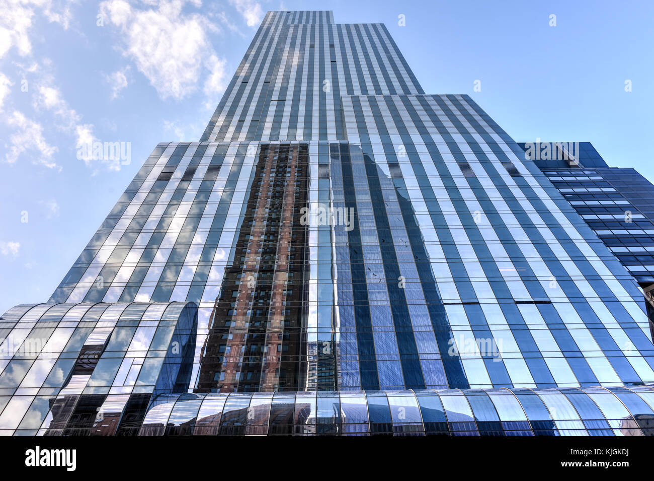 New York City - Luglio 25, 2015: 111 West 57th Street è un hotel di lusso a 1,428 piedi grattacielo residenziale in Manhattan. Foto Stock