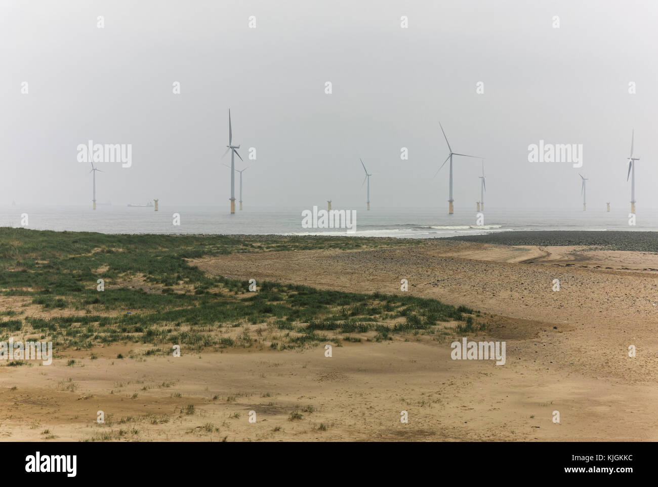 Turbine eoliche in fase di costruzione nel Mare del Nord della costa nord-orientale vicino alla stazione sud, a Redcar e Cleveland, Inghilterra nord-orientale. Foto Stock