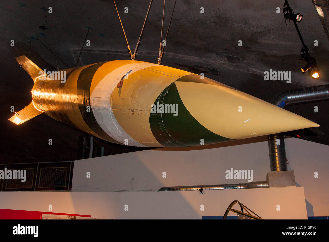 V2 Rocket missile sospese dentro la Coupole Museum, Francia Foto Stock