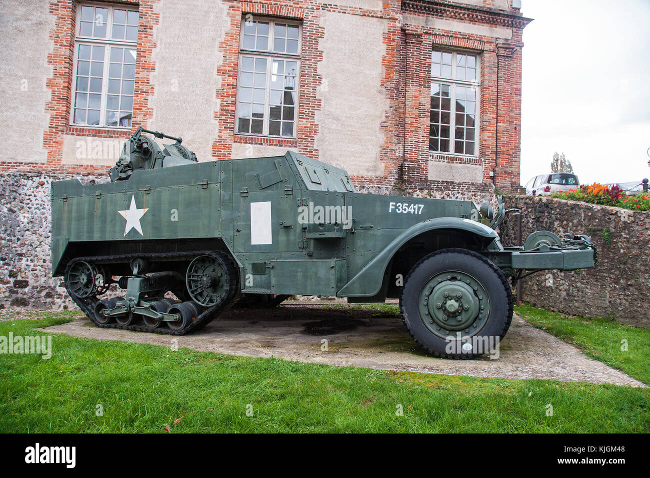 American M3 a mezza via conservati nell'Aigle, Normandia, per commemorare la città alla liberazione nel 1944 dalla British xi divisione corazzata Foto Stock