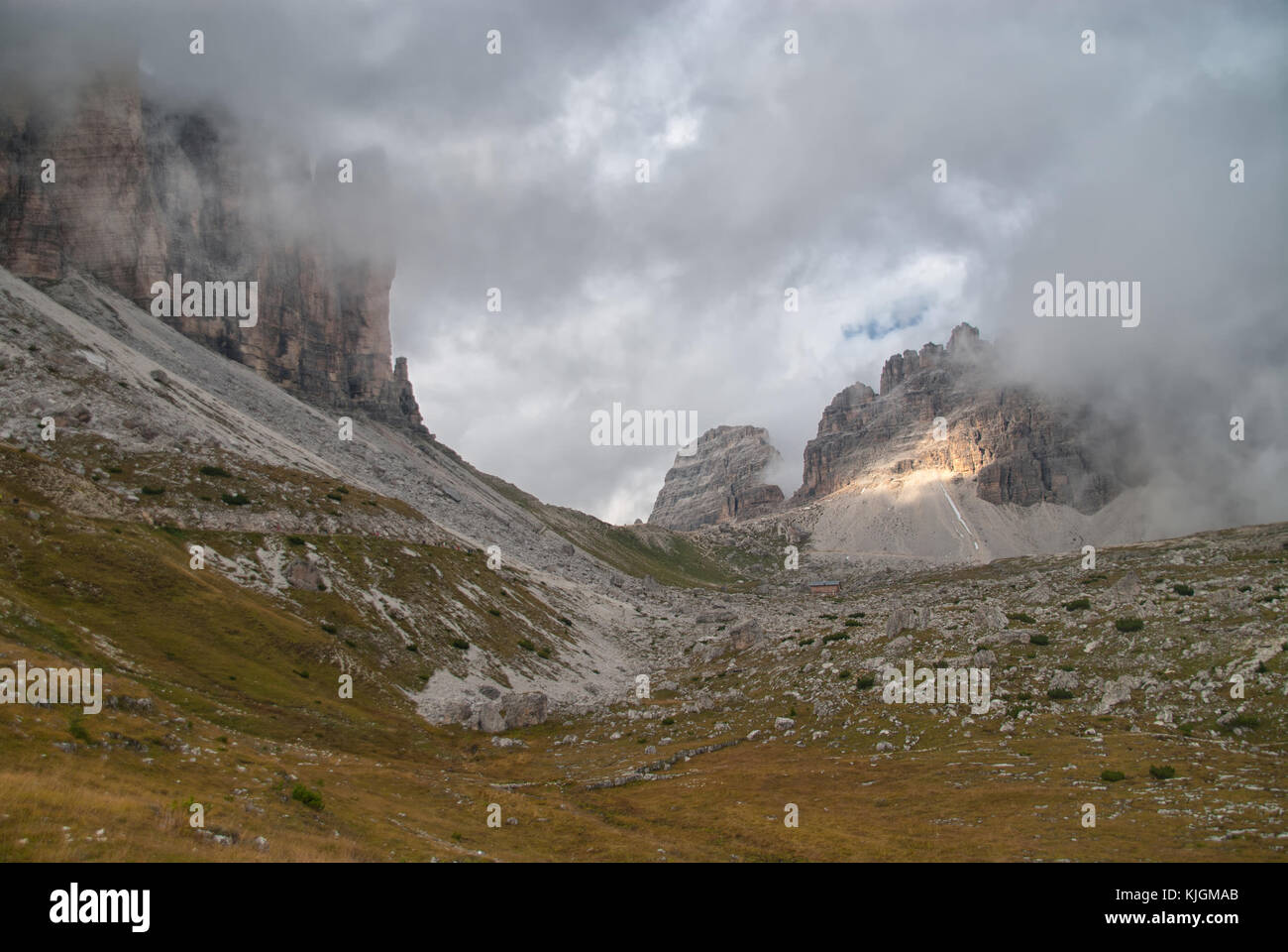 Cloud-coperti intercapedine tra il Monte Paterno (paternkofel) e dreizinnen Foto Stock