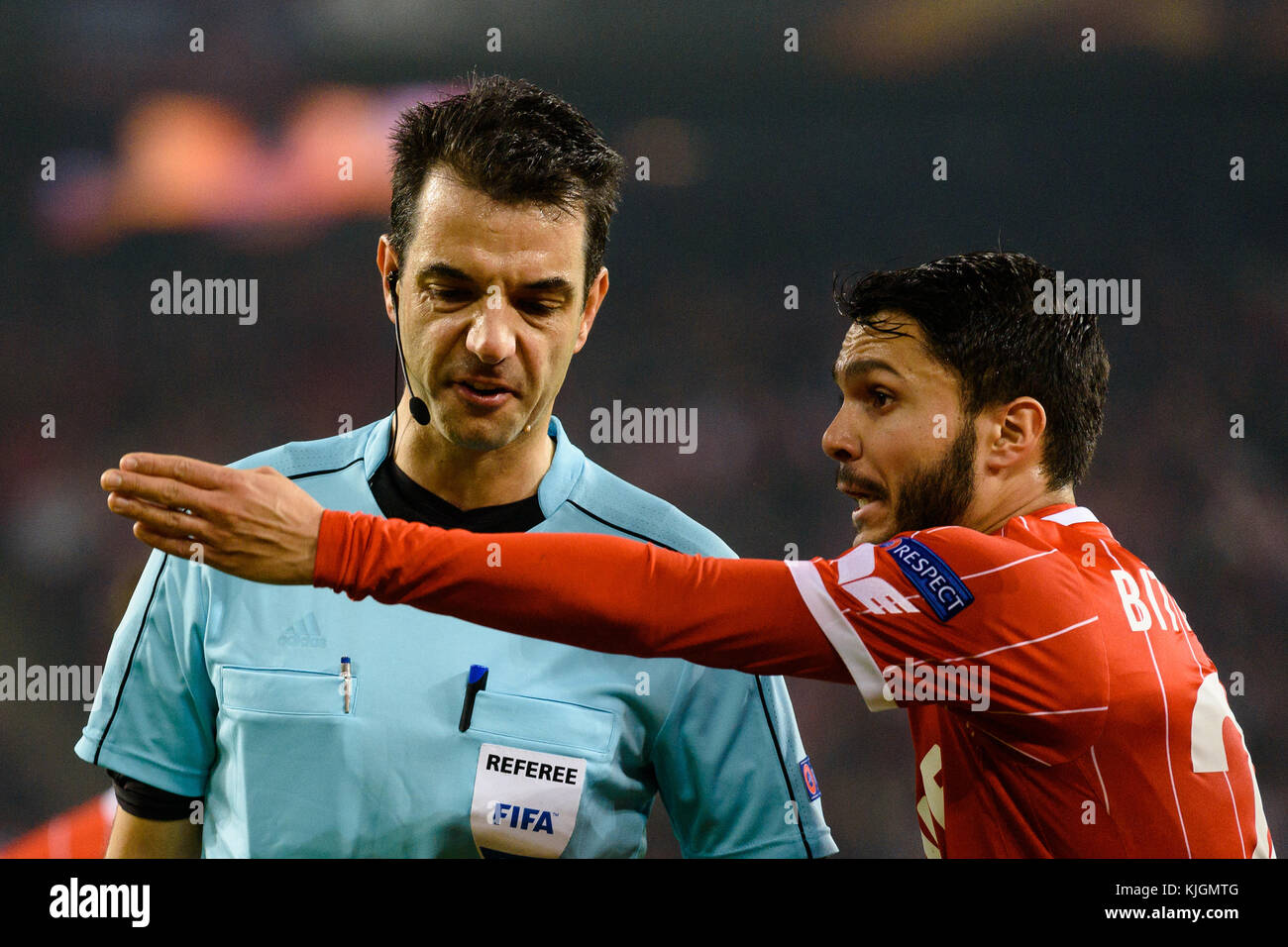 COLONIA/GERMANIA – 2 novembre 2017: Arbitro Aleksandar Stavrev e Leonardo Bittencourt del 1. FC Köln durante il confronto con FC BATE Foto Stock