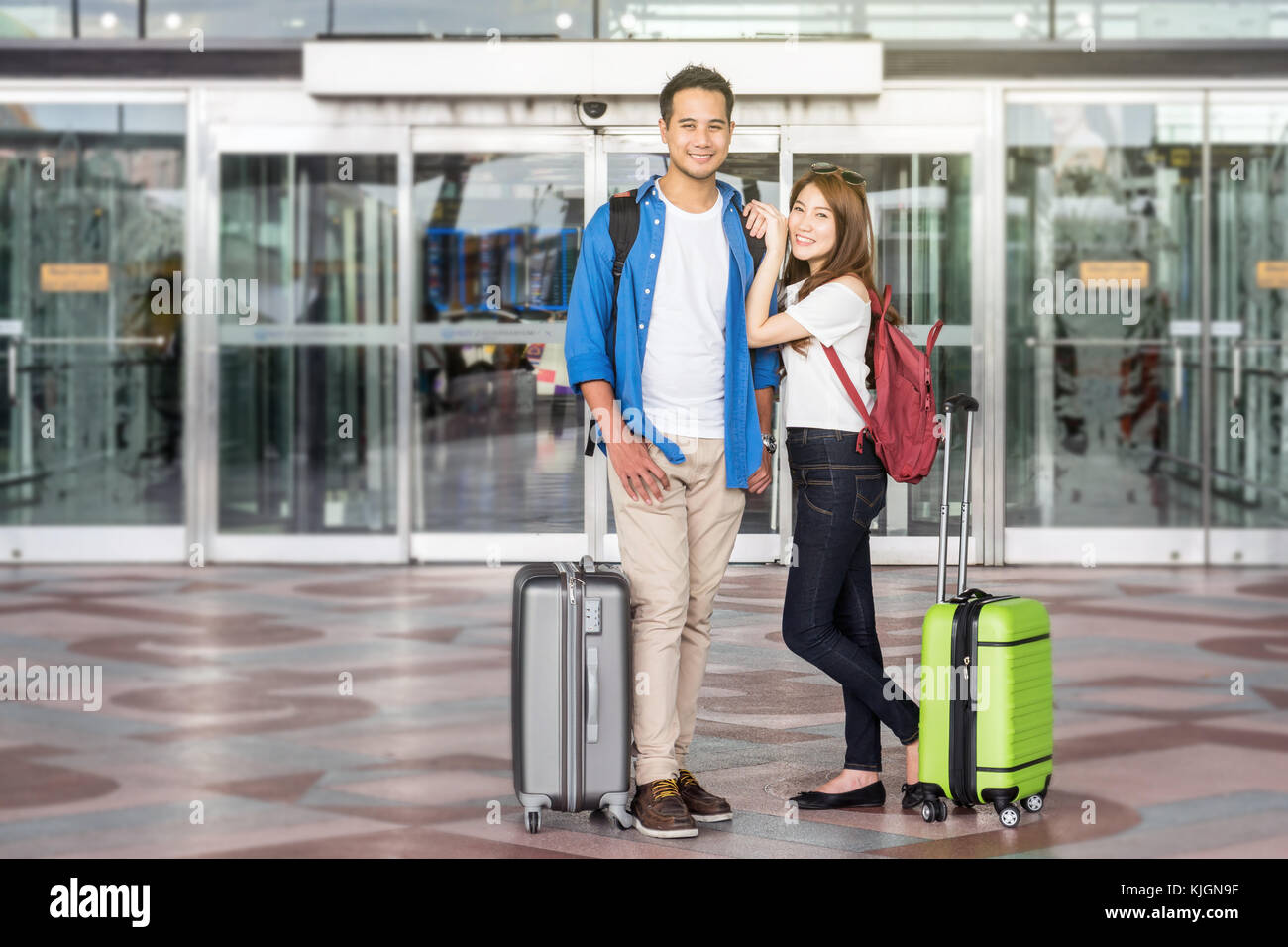 Asian giovane viaggiatore con le valigie in aeroporto. amante viaggi e trasporti con il concetto di tecnologia. Foto Stock