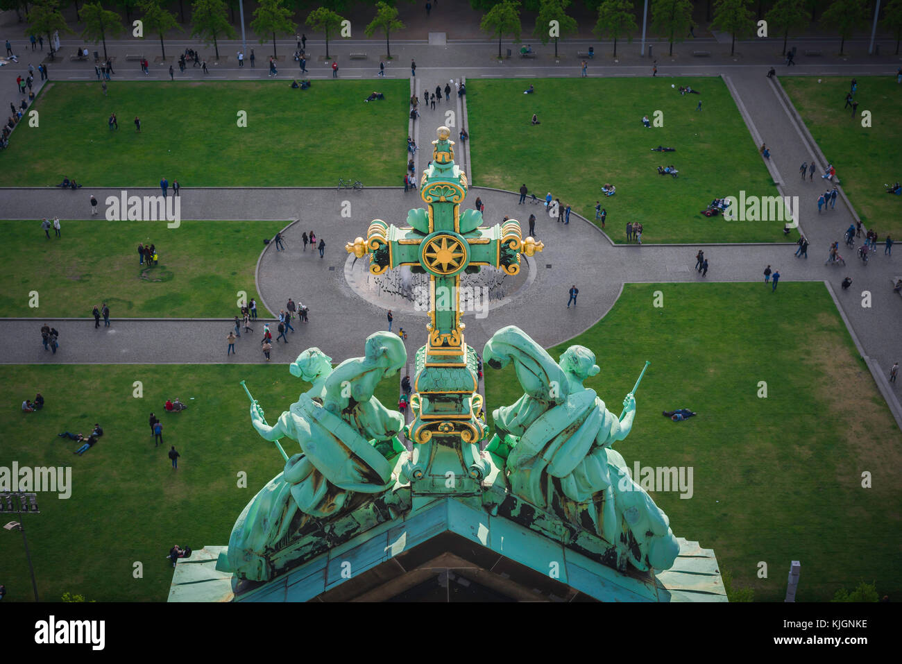 Cattedrale di Berlino, vista della croce barocca ornata sul tetto del Berliner Dom illuminato dalla luce del sole con il parco Lustgarten sullo sfondo. Foto Stock