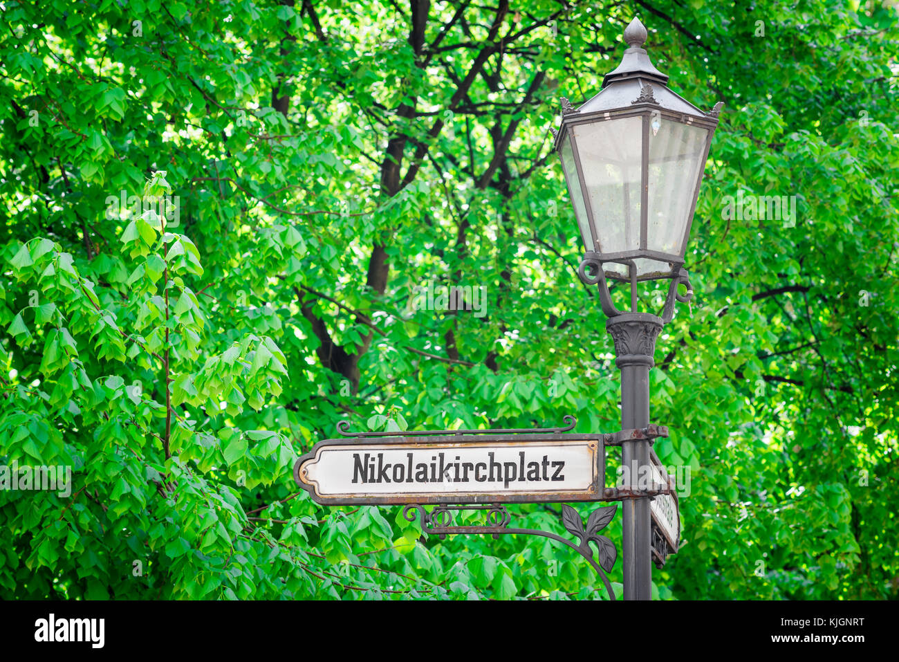 La primavera di Berlino, vista di un lampione d'epoca nel quartiere Nikolaiviertel della città vecchia di Berlino, vista contro il fogliame della tarda primavera, Berlino, Germania Foto Stock