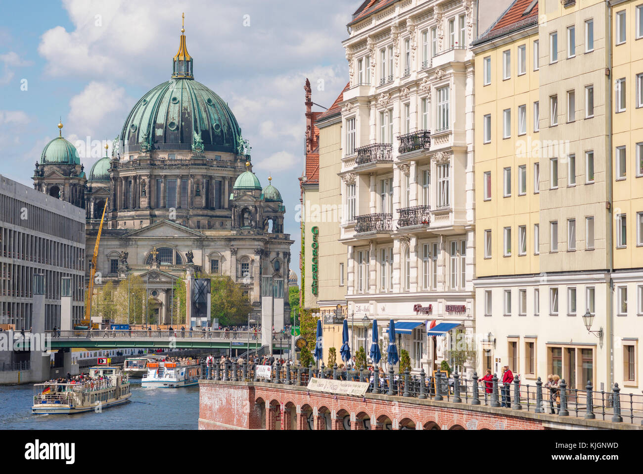 Berlino centro, vista sul lato sud della cattedrale - il Berliner Dom - vista dal quartiere Nikolaiviertel nel centro di Berlino, Germania. Foto Stock