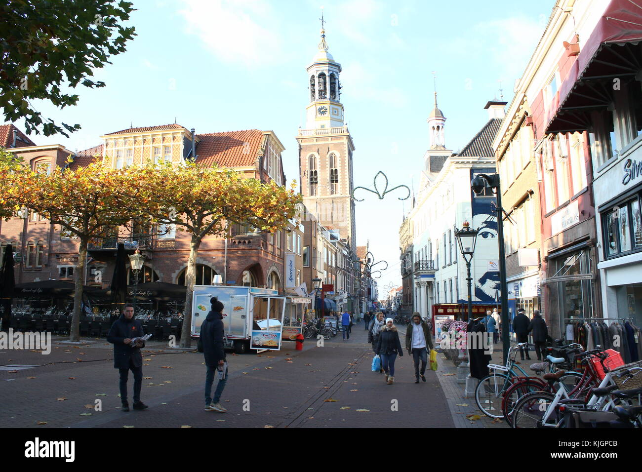 Iconico del xvii secolo Nieuwe Toren (Nuovo Toren) nella vecchia città interna di Kampen, Overijssel, Paesi Bassi. Visto da Plantage quadrato con Oudestraat. Foto Stock