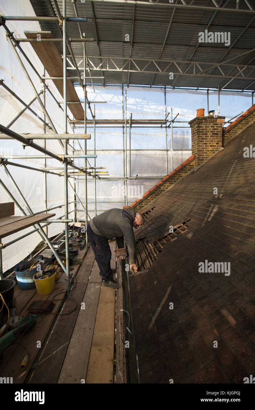 Sul tetto della casa progetto di ristrutturazione, London, England, Regno Unito Foto Stock