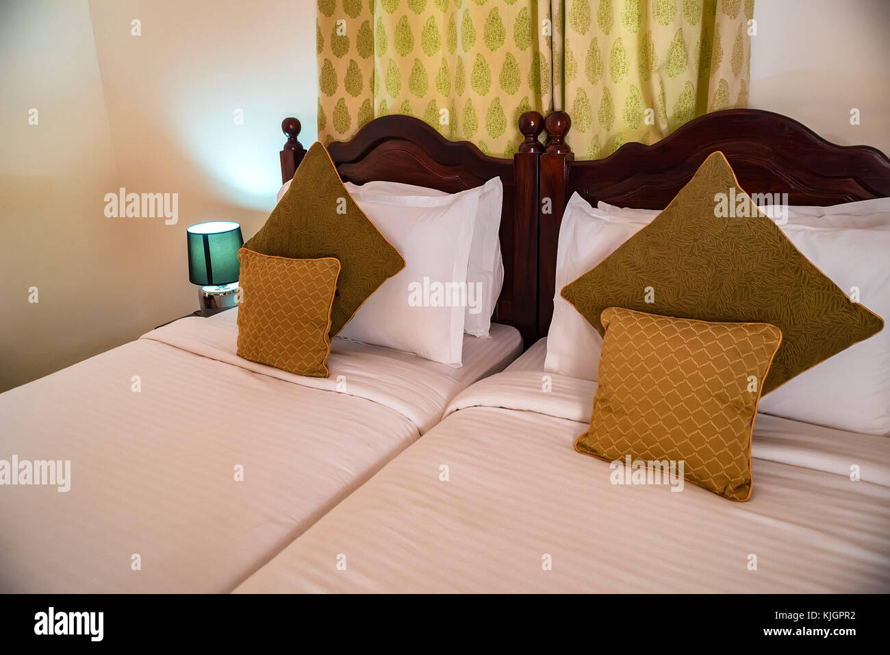 Due letti singoli in una camera di hotel vicino fino Foto Stock
