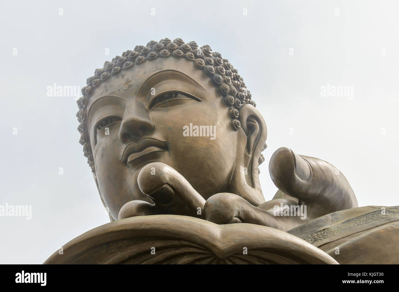 Tian Tan Buddha di hong kong è avvolta nella nebbia. Foto Stock