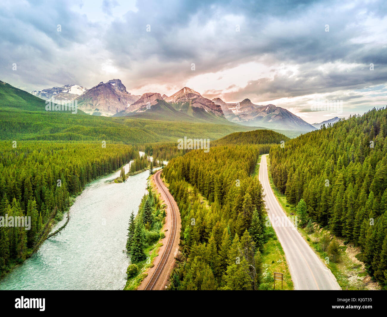 Vista aerea del fiume Bow, ferrovia e strada tra montagne rocciose canadesi montagne, il parco nazionale di Banff, Alberta, Canada Foto Stock