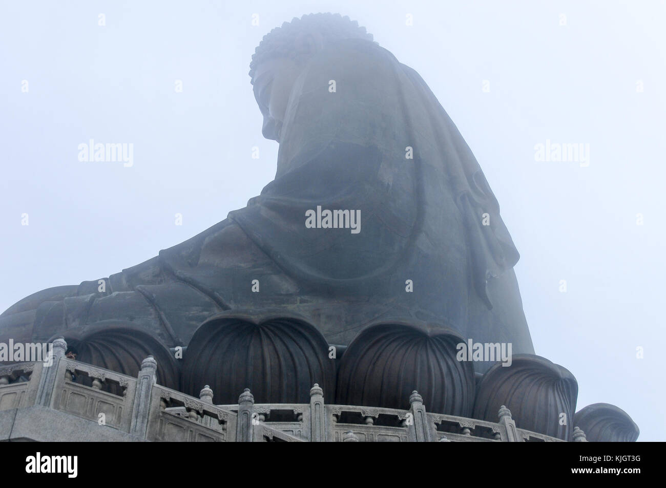 Tian Tan Buddha di hong kong è avvolta nella nebbia. Foto Stock