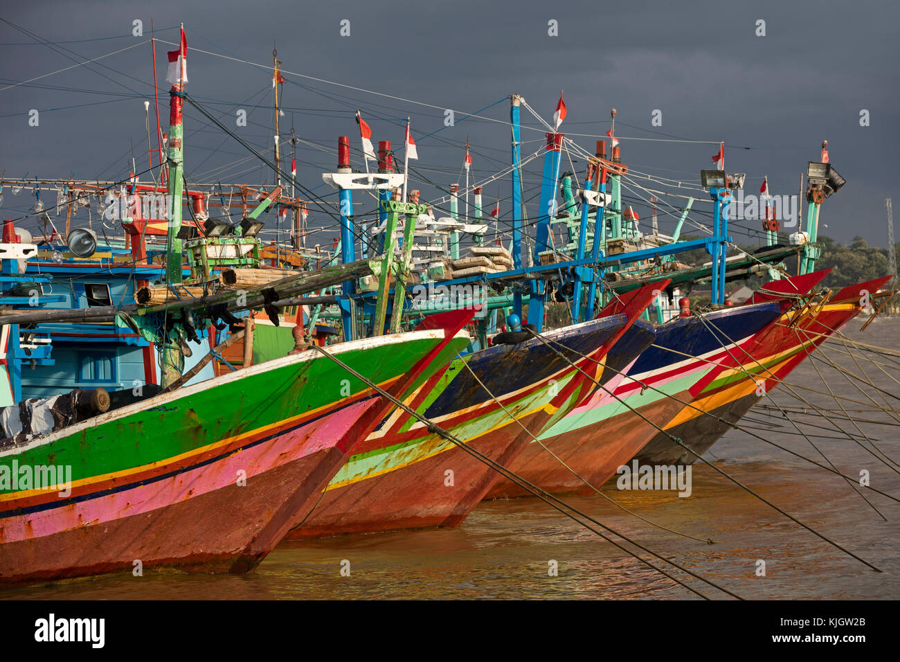 Colorato Indonesiani tradizionali barche da pesca nel porto di jepara, Giava centrale, Indonesia Foto Stock