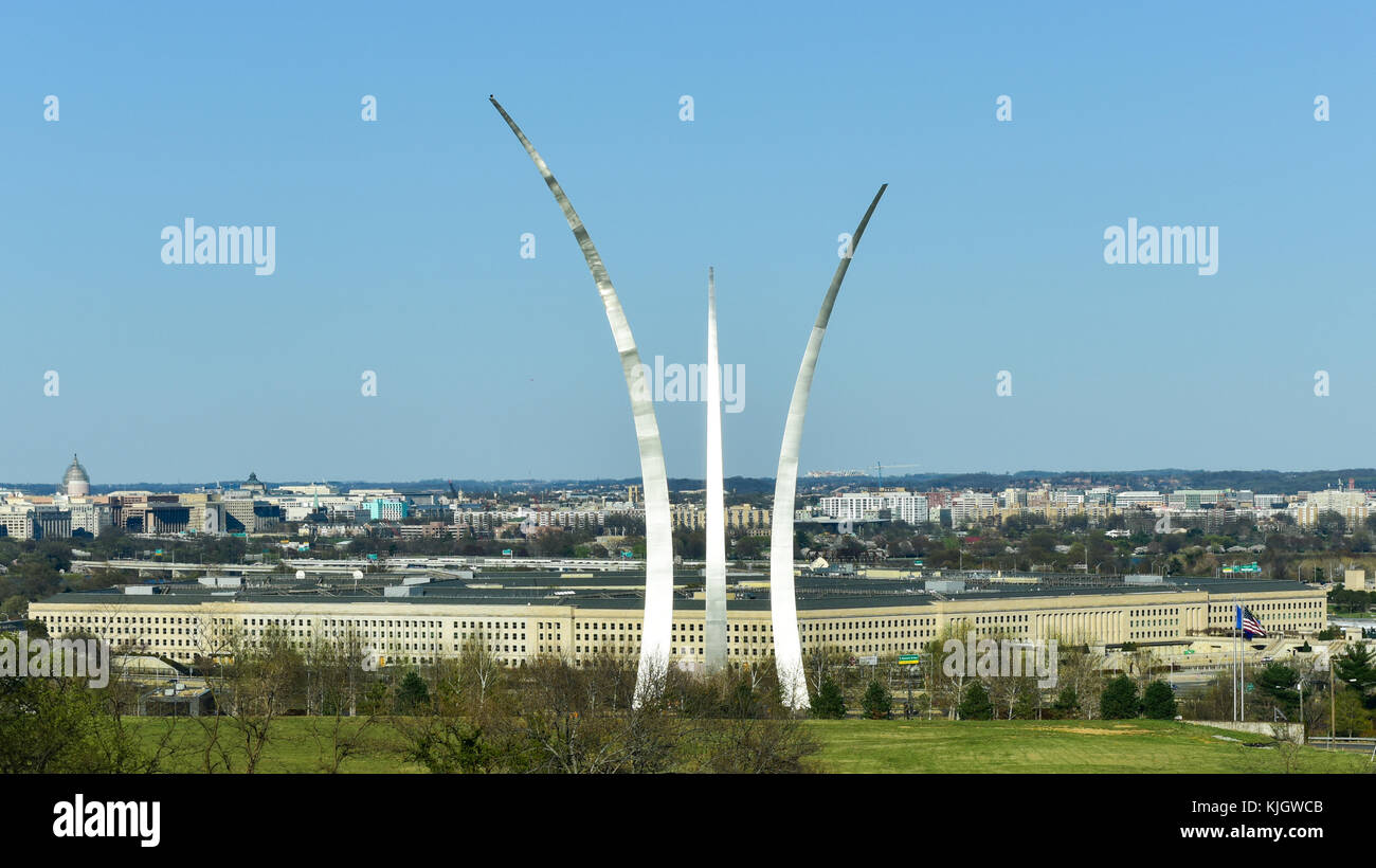 Washington, d.c., Stati Uniti d'America - 11 aprile 2015: United States Air Force Memorial contro lo sfondo del pentagono e il Capitol Building. Un monumento Foto Stock