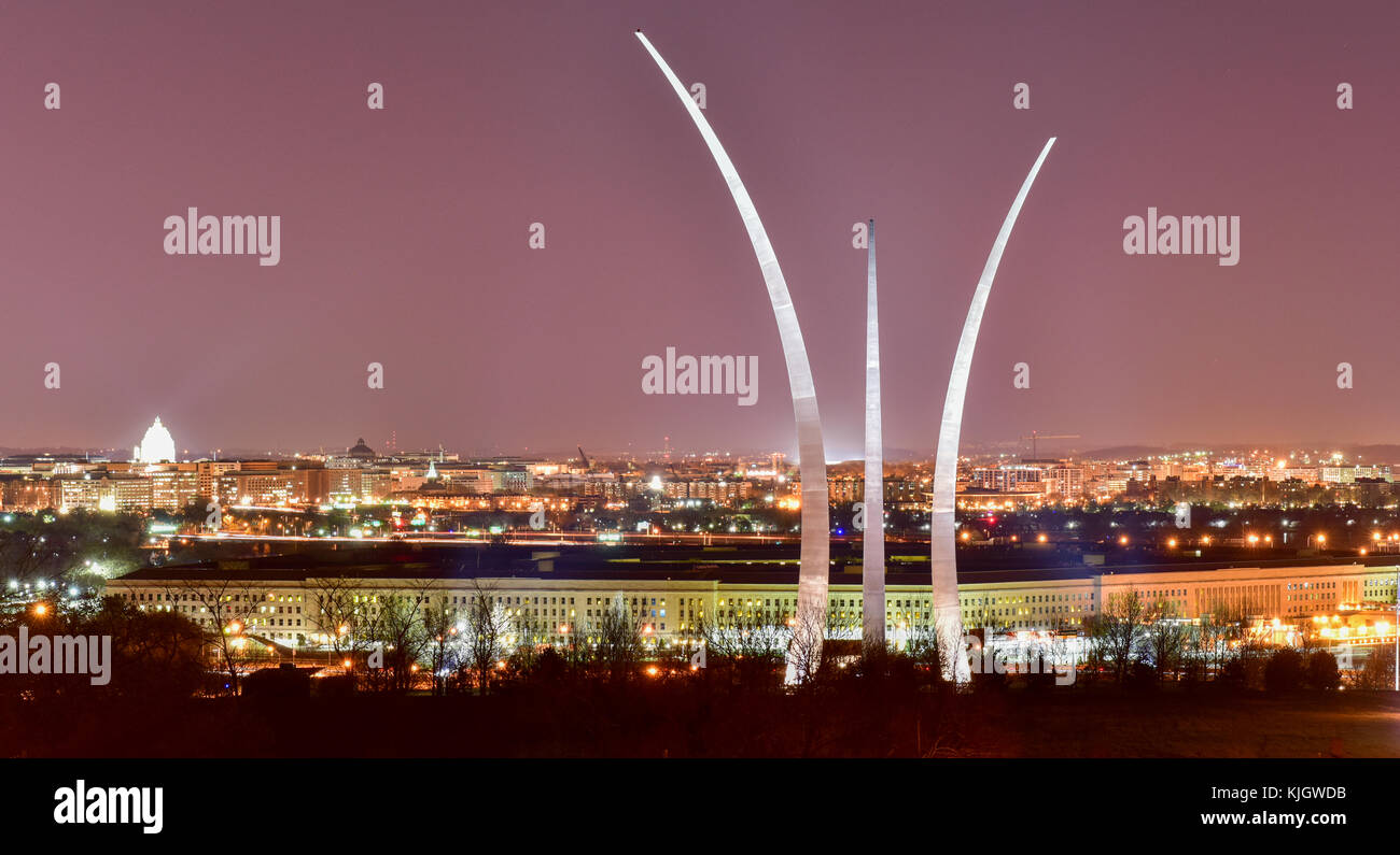 La United States Air Force Memorial contro lo sfondo del pentagono e la creazione del capitale di notte. un monumento per i piloti a Washington. Foto Stock