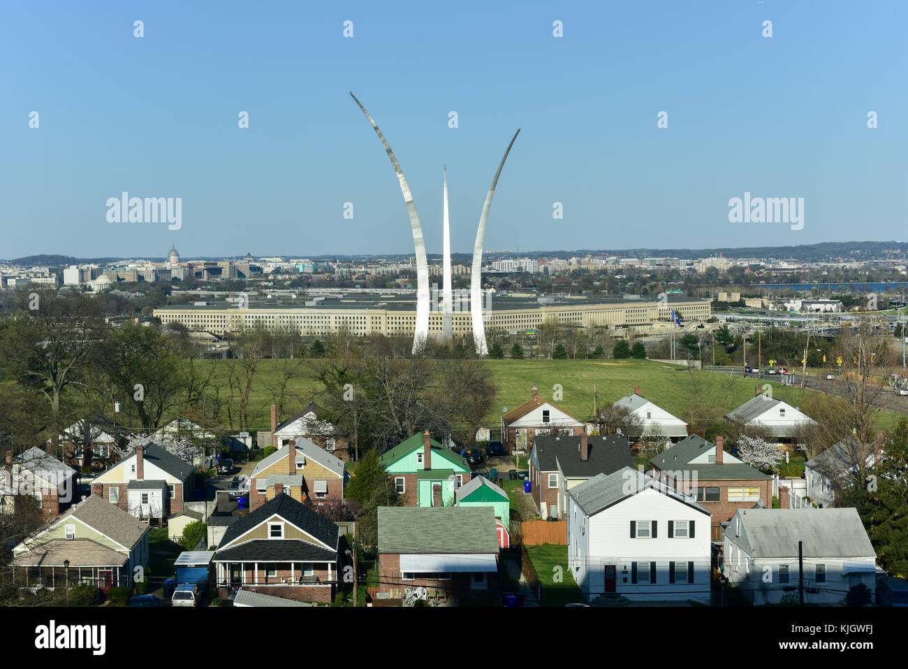 Washington, d.c., Stati Uniti d'America - 11 aprile 2015: United States Air Force Memorial contro lo sfondo del pentagono e il Capitol Building. Un monumento Foto Stock