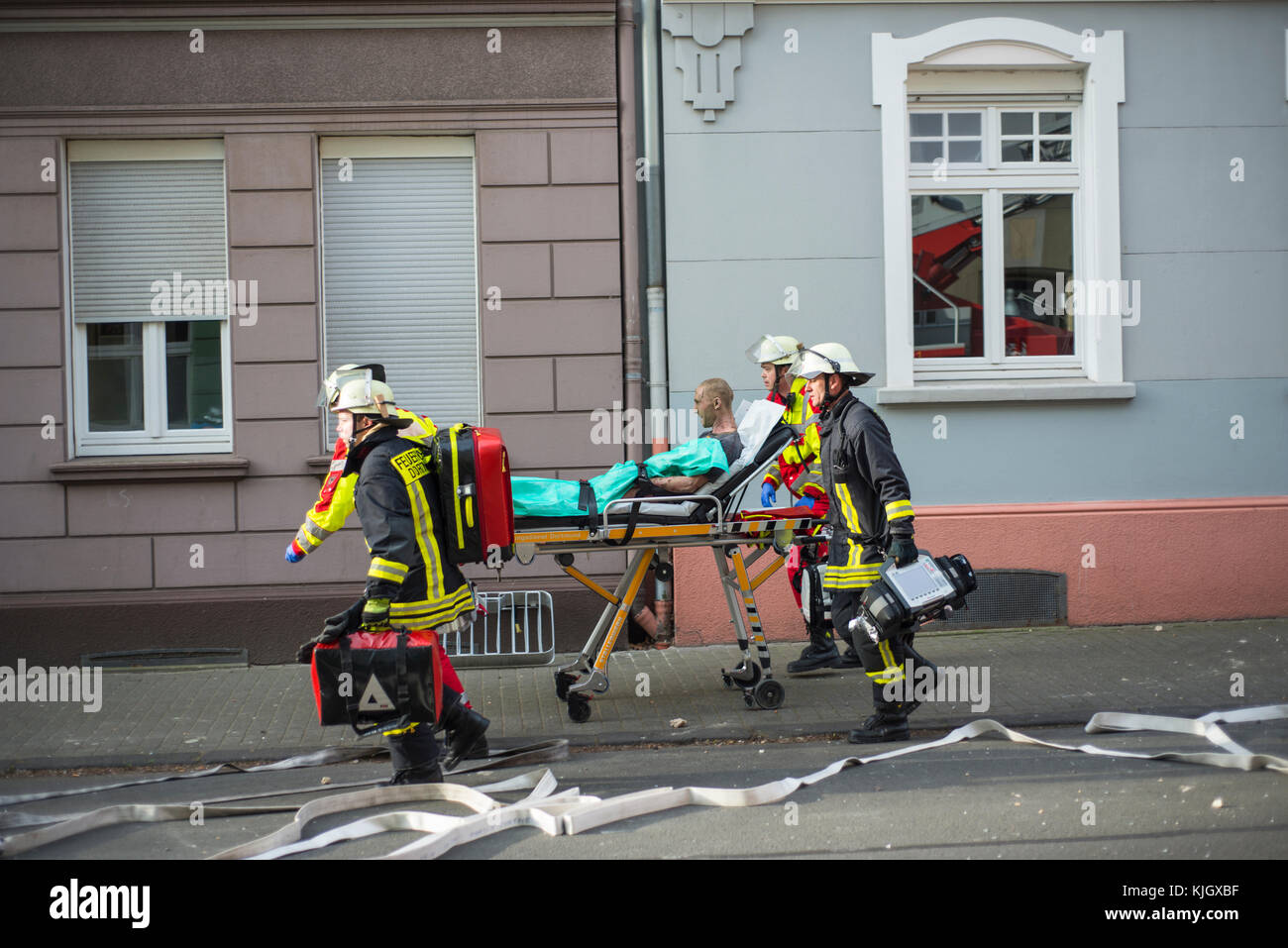 Dortmund, Germania - 31 marzo 2017: fire fighters il salvataggio di un uomo, il presunto assassino, trovata dopo un tentativo di suicidio mediante esplosione in una vecchia casa costruita nel 1920, con persone che vivono all'interno Foto Stock