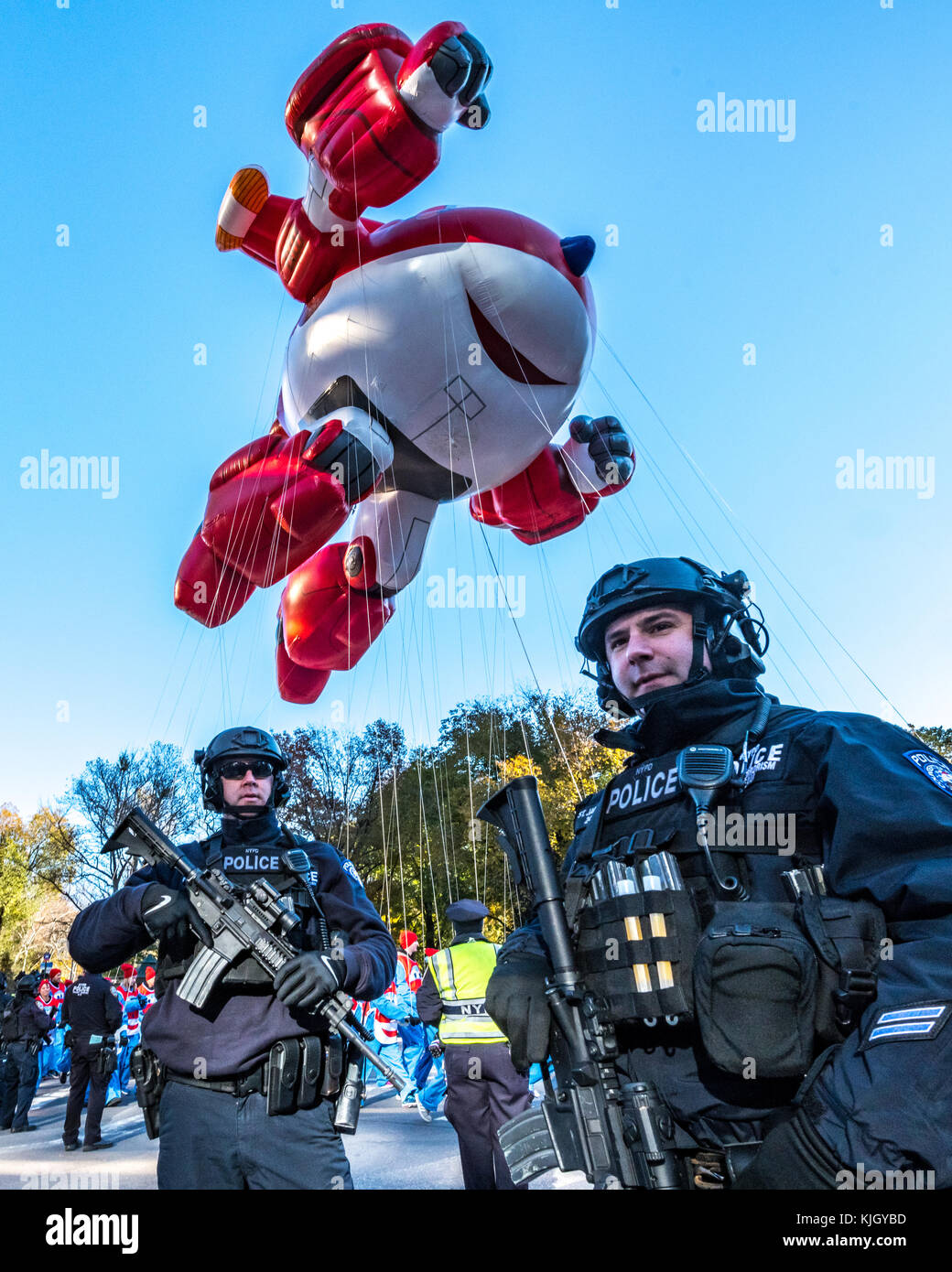 New York, Stati Uniti d'America, 23 Nov 2017. New York, Stati Uniti d'America, armati pesantemente e poliziotti di guardia come un palloncino di Jett da Super Ali partecipa al Thanksgiving Parade davanti della zampa della pattuglia Chase a New York, in zona Central Park West, la sicurezza è stretto intorno alla parata. Foto di Enrique Shore/Alamy Live News Foto Stock