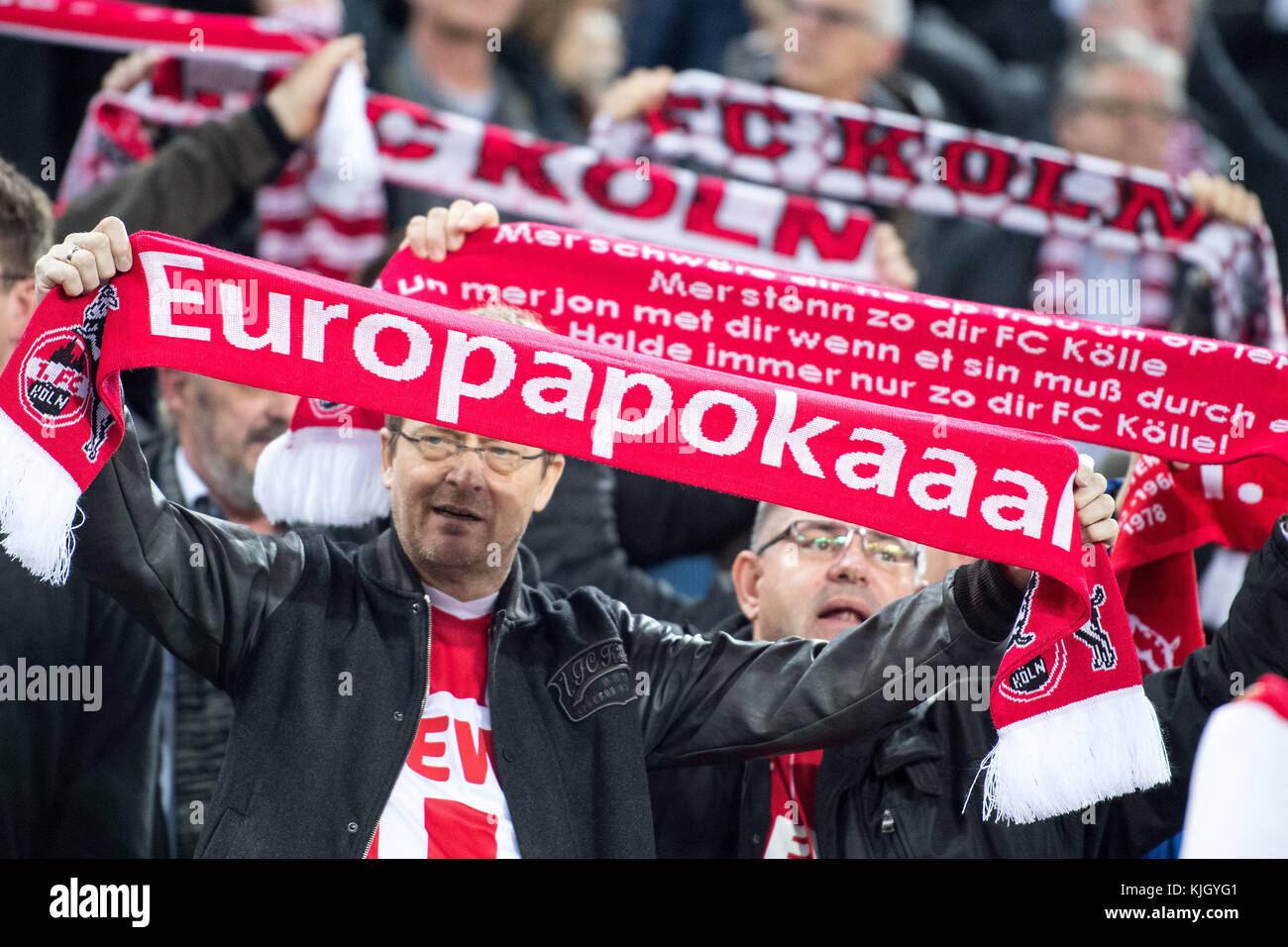 Colonia, Germania. 23 novembre 2017. Un tifoso regge una sciarpa con la scritta "Europapokaal" prima della partita a gironi dell'Europa League tra 1. FC Cologne e FC Arsenal, a Colonia, Germania, 23 novembre 2017. Credito: Marius Becker/dpa/Alamy Live News Foto Stock