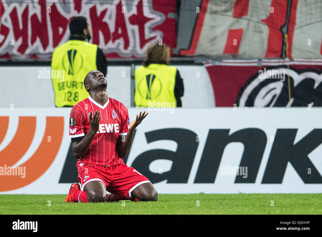 Colonia, Germania. 23 novembre 2017. Il Sehrou Guirassy di Colonia fa il tifo per il punteggio del 1-0 durante la partita a gironi dell'Europa League tra 1. FC Cologne e FC Arsenal, a Colonia, Germania, 23 novembre 2017. Credito: Marius Becker/dpa/Alamy Live News Foto Stock