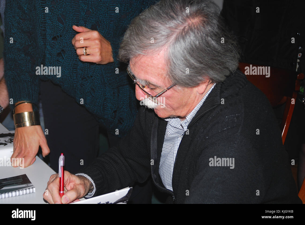 Padova, Italia. 23 Novembre 2017. Juan Martin Guevara presenta il suo libro 'che, Mio Fratello'. Molte persone partecipano alla presentazione. La funzione autor autografa i libri. Credit: Ferdinando Piezzi/Alamy Live News Foto Stock